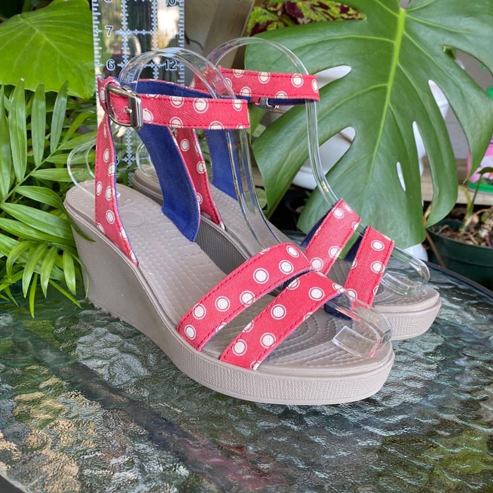 Crocs Leigh Nice Wedge polka dot sandals size 7 Adorable and just cleaned!